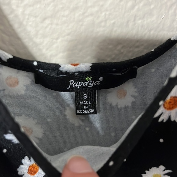 Papaya black crop top with daisies NWOT - Picture 2 of 3